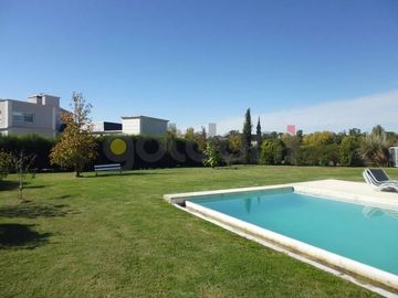 Imponente Propiedad sobre 2 lotes con Piscina en Fincas Dos