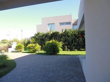 Imponente Propiedad sobre 2 lotes con Piscina en Fincas Dos