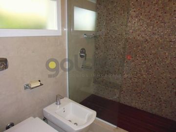 Imponente Propiedad sobre 2 lotes con Piscina en Fincas Dos