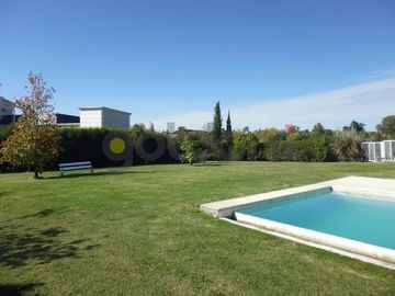 Imponente Propiedad sobre 2 lotes con Piscina en Fincas Dos