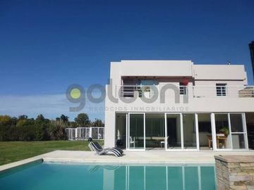 Imponente Propiedad sobre 2 lotes con Piscina en Fincas Dos