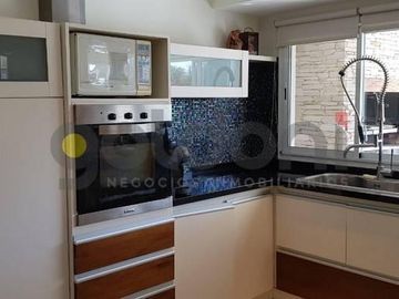 Imponente Propiedad sobre 2 lotes con Piscina en Fincas Dos