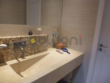 Imponente Propiedad sobre 2 lotes con Piscina en Fincas Dos