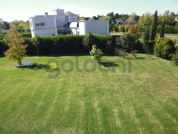 Imponente Propiedad sobre 2 lotes con Piscina en Fincas Dos