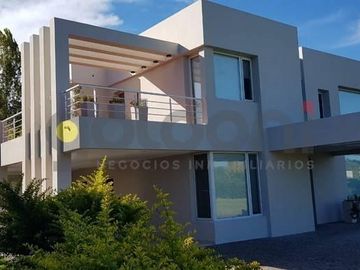 Imponente Propiedad sobre 2 lotes con Piscina en Fincas Dos