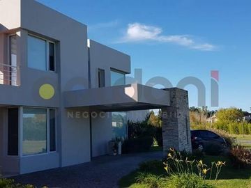 Imponente Propiedad sobre 2 lotes con Piscina en Fincas Dos