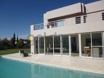 Imponente Propiedad sobre 2 lotes con Piscina en Fincas Dos