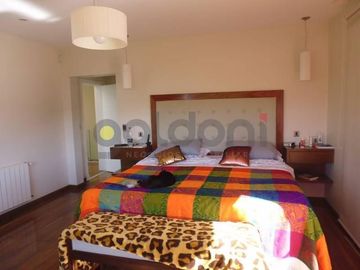 Imponente Propiedad sobre 2 lotes con Piscina en Fincas Dos