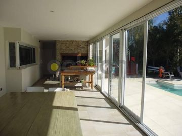 Imponente Propiedad sobre 2 lotes con Piscina en Fincas Dos