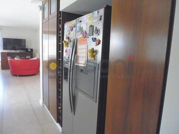 Imponente Propiedad sobre 2 lotes con Piscina en Fincas Dos