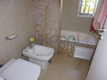 Imponente Propiedad sobre 2 lotes con Piscina en Fincas Dos