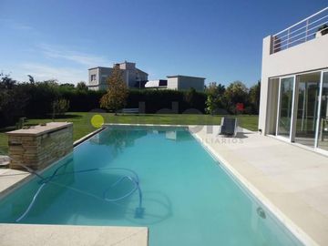 Imponente Propiedad sobre 2 lotes con Piscina en Fincas Dos