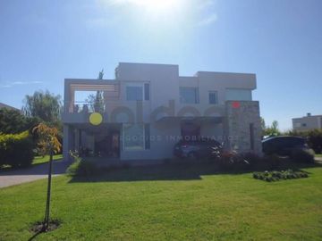Imponente Propiedad sobre 2 lotes con Piscina en Fincas Dos