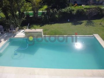 Imponente Propiedad sobre 2 lotes con Piscina en Fincas Dos