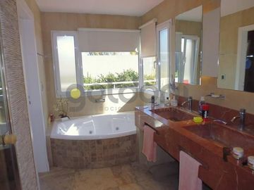 Imponente Propiedad sobre 2 lotes con Piscina en Fincas Dos