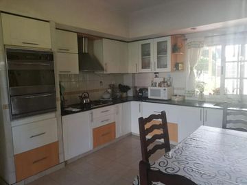 Casa en venta - 4 Dormitorios 3 Baños - Cochera - 2.200Mts2 - Florencio Varela