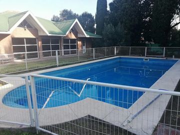 Casa en venta - 4 Dormitorios 3 Baños - Cochera - 2.200Mts2 - Florencio Varela