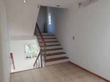 Casa en venta - 4 Dormitorios 3 Baños - Cochera - 2.200Mts2 - Florencio Varela