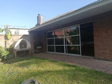 Casa en venta - 4 Dormitorios 3 Baños - Cochera - 2.200Mts2 - Florencio Varela
