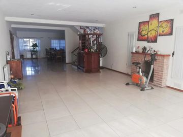 Casa en venta - 4 Dormitorios 3 Baños - Cochera - 2.200Mts2 - Florencio Varela