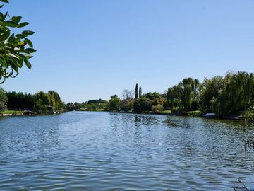 NORDELTA | LAGUNITA Departamento en venta de 3 ambientes con jardín y vista a la laguna