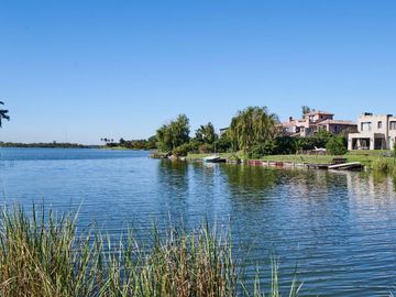 NORDELTA | LAGUNITA Departamento en venta de 3 ambientes con jardín y vista a la laguna