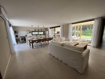 Alquiler en Senderos 4 de Costa Esmeralda - fondo libre - 4 habitaciones