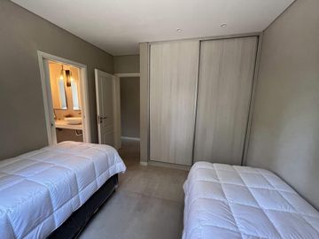 Alquiler en Senderos 4 de Costa Esmeralda - fondo libre - 4 habitaciones