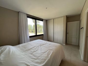 Alquiler en Senderos 4 de Costa Esmeralda - fondo libre - 4 habitaciones