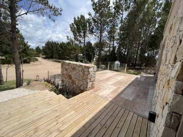Alquiler en Senderos 4 de Costa Esmeralda - fondo libre - 4 habitaciones