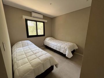 Alquiler en Senderos 4 de Costa Esmeralda - fondo libre - 4 habitaciones
