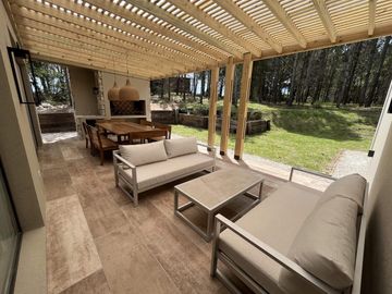 Alquiler en Senderos 4 de Costa Esmeralda - fondo libre - 4 habitaciones