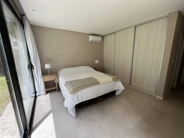 Alquiler en Senderos 4 de Costa Esmeralda - fondo libre - 4 habitaciones