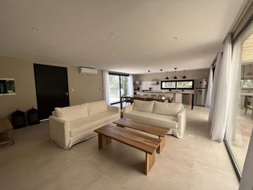 Alquiler en Senderos 4 de Costa Esmeralda - fondo libre - 4 habitaciones