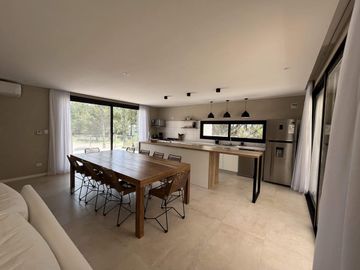 Alquiler en Senderos 4 de Costa Esmeralda - fondo libre - 4 habitaciones