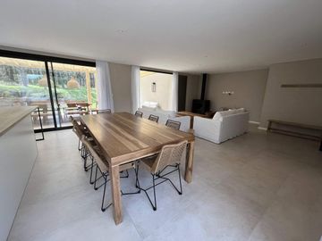 Alquiler en Senderos 4 de Costa Esmeralda - fondo libre - 4 habitaciones