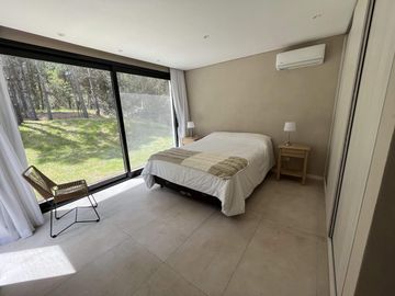 Alquiler en Senderos 4 de Costa Esmeralda - fondo libre - 4 habitaciones