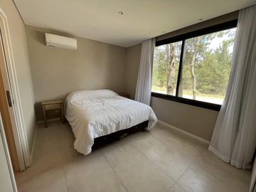 Alquiler en Senderos 4 de Costa Esmeralda - fondo libre - 4 habitaciones
