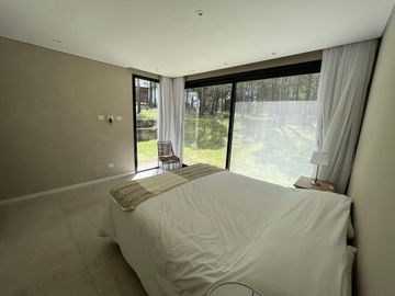 Alquiler en Senderos 4 de Costa Esmeralda - fondo libre - 4 habitaciones