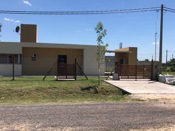 VENTA - Casa - 2 dormitorios - Piscina - Funes Town, Funes