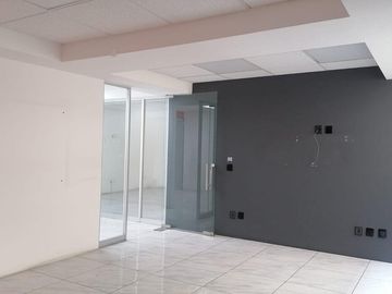 HERMOSAS OFICINAS, EXCELENTE UBICACION, CON SALAS JUNTAS Y  SALON VIP