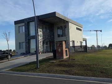 Venta de  casa en  Araucarias, Puerto del Lago, Escobar.
