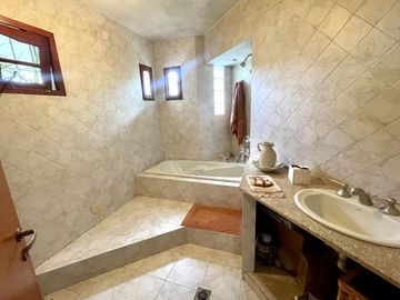 CASA EN VENTA VILLA BELGRANO - 3 Dormitorios - Escritorio - Garage doble - Gran OPORTUNIDAD!