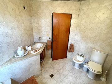 CASA EN VENTA VILLA BELGRANO - 3 Dormitorios - Escritorio - Garage doble - Gran OPORTUNIDAD!