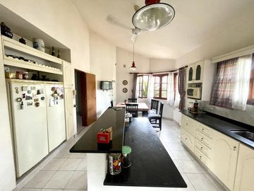 CASA EN VENTA VILLA BELGRANO - 3 Dormitorios - Escritorio - Garage doble - Gran OPORTUNIDAD!