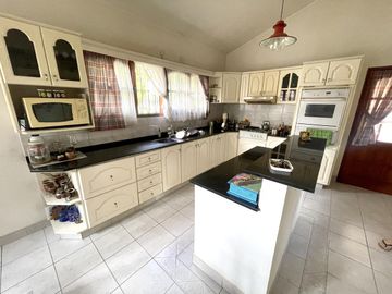 CASA EN VENTA VILLA BELGRANO - 3 Dormitorios - Escritorio - Garage doble - Gran OPORTUNIDAD!