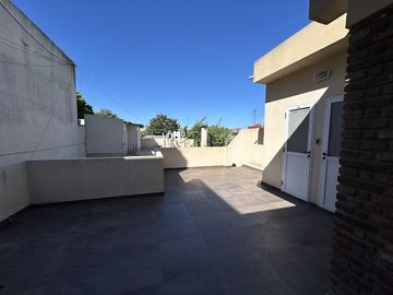Casa en Ezpeleta Este, a pasos de la estación