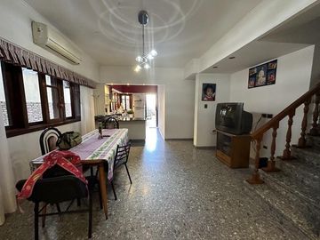 Casa en Ezpeleta Este, a pasos de la estación