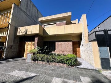 Casa en Ezpeleta Este, a pasos de la estación
