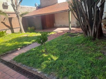 Casa en venta - 3 Dormitorios 2 Baños - Cocheras - 400Mts2 - La Matanza